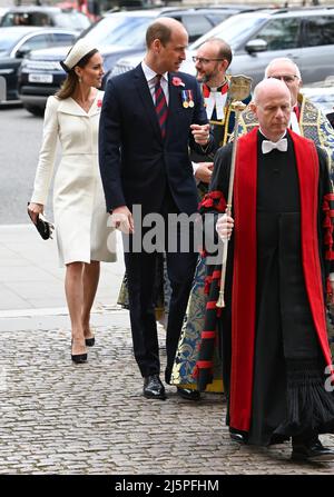 Londres, Royaume-Uni. 25th avril 2022. 25th avril 2022. Londres, Royaume-Uni. Le duc et la duchesse de Cambridge assistant au service de commémoration de l'Anzac Day et à l'action de grâce à l'abbaye de Westminster, Londres. Crédit : Doug Peters/Alamy Live News Banque D'Images