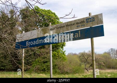 Crowthorne, Royaume-Uni, 20th avril 2022 :- Un panneau près de Broadmoor High Security Hospital Reading Broadmoor Hospital West London Mental Health Trust Banque D'Images