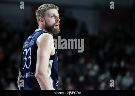 Varese, Italie. 24th avril 2022. Vasilis Charalampopoulos #33 de Fortitudo Kigili Bologna vu pendant le basket italien LBA Lega basket Un match de saison régulière 2021/22 entre OpenJobMetis Varese et Fortitudo Kigili Bologna à Enerxenia Arena. Score final ; Varèse 103:92 Bologne. (Photo de Fabrizio Carabelli/SOPA Images/Sipa USA) crédit: SIPA USA/Alay Live News Banque D'Images