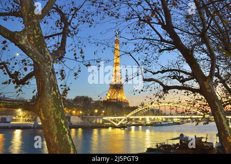 Paris, France - 10 novembre 2021 : horizon de Paris avec tour Eiffel illuminée au coucher du soleil. Banque D'Images