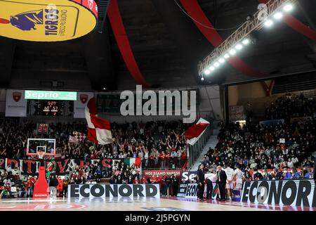 Varese, Italie. 24th avril 2022. Les supporters de Pallacanestro Varese OpenJobMetis vus pendant le basket italien LBA Lega basket Un match de saison régulière 2021/22 entre OpenJobMetis Varese et Fortitudo Kigili Bologna à l'Enerxenia Arena. Score final ; Varèse 103:92 Bologne. Crédit : SOPA Images Limited/Alamy Live News Banque D'Images