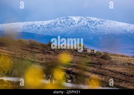 Un pic enneigé dans le parc national de Ballycroy, comté de Mayo, Irlande, vu de l'île d'Achill Banque D'Images