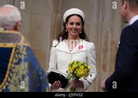 Le duc et la duchesse de Cambridge assistent au service de commémoration et de Thanksgiving commémorant la Journée de l'Anzac à l'abbaye de Westminster, Londres. Le jour d'Anzac a été observé à Londres depuis que le roi George V a assisté au premier service à l'abbaye de Westminster en 1916 pour marquer l'anniversaire du débarquement à Gallipoli. Date de la photo: Lundi 25 avril 2022. Banque D'Images