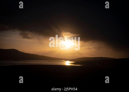 Coucher de soleil sur Lough Carrowmore, comté de Mayo, Irlande occidentale Banque D'Images