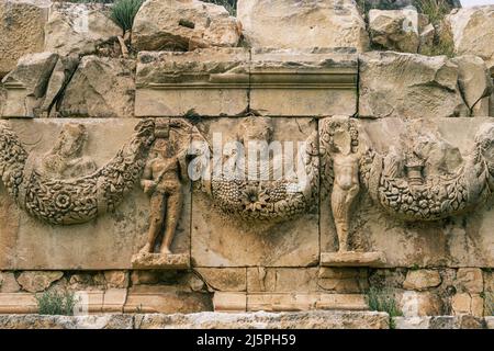 La ville antique de Myra. Bas-reliefs conservés avec ornements et visages floraux. Demre, Antalya, Turquie Banque D'Images