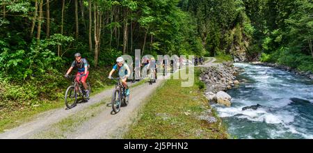 Groupe de vététistes randonnée à vélo le long de la vallée de Paznaun en rivière Trisanna Banque D'Images