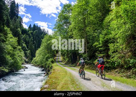 Groupe de vététistes randonnée à vélo le long de la vallée de Paznaun en rivière Trisanna Banque D'Images