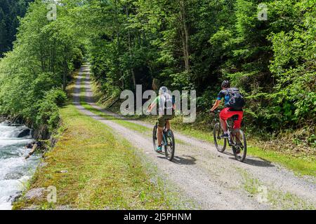 Groupe de vététistes randonnée à vélo le long de la vallée de Paznaun en rivière Trisanna Banque D'Images