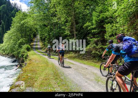 Groupe de vététistes randonnée à vélo le long de la vallée de Paznaun en rivière Trisanna Banque D'Images