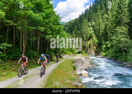 Groupe de vététistes randonnée à vélo le long de la vallée de Paznaun en rivière Trisanna Banque D'Images