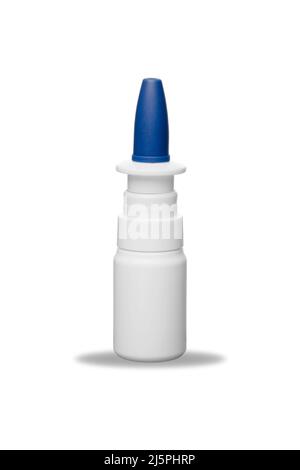 Flacon en plastique vaporisateur nasal avec capuchon bleu et ombre molle isolée sur fond blanc. Maquette d'emballage pharmaceutique Banque D'Images