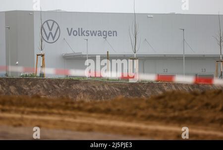 Meerane, Allemagne. 25th avril 2022. Une salle de production Volkswagen se trouve derrière une fosse d'excavation. La pose de la pierre de fondation du Hall 7 dans le parc industriel de Meerane, le même jour, représente l'achèvement considérable du parc industriel. Le hall logistique sert à agrandir l'assemblage d'essieux, qui se déroule de l'autre côté de la rue, presque à proximité de l'usine VW Mosel de Zwickau. C'est là que sont fabriqués les essieux des véhicules électriques du groupe VW. Credit: Jan Woitas/dpa/Alay Live News Banque D'Images