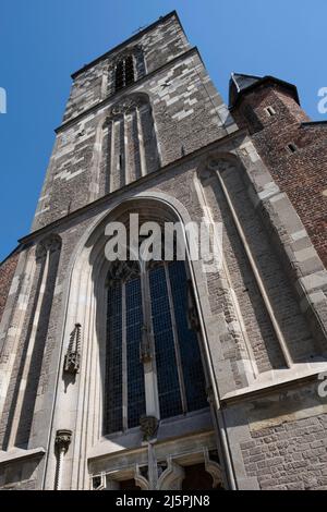 Entrée avec vitraux voûtés de l'église historique 'Jacobskerk' sur le marché dans le village hollandais de Winterswijk, aux pays-Bas Banque D'Images