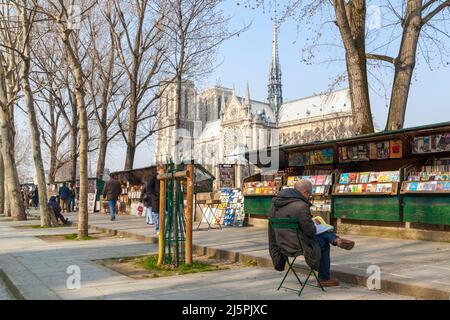 Paris, France - 5 mars 2011 : stands du libraire le long de la Seine à Paris Banque D'Images