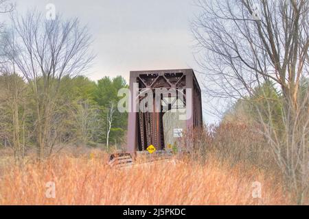 Un ancien pont de treillis de chemin de fer du CN abandonné à l'extérieur d'Ottawa, au Canada Banque D'Images