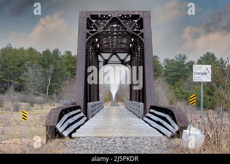 Un ancien pont de treillis de chemin de fer du CN abandonné à l'extérieur d'Ottawa, au Canada Banque D'Images