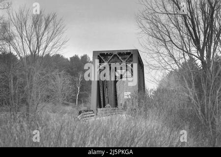 Un ancien pont de treillis de chemin de fer du CN abandonné à l'extérieur d'Ottawa, au Canada Banque D'Images