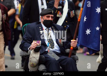 Sydney, Australie. 25th avril 2022. Les gens assistent au défilé de la Journée Anzac à Perth, en Australie, le 25 avril 2022. La Journée de l'Anzac, qui a lieu tous les 25 avril, remonte à une campagne pivot de la première Guerre mondiale en 1915, menée par l'Australian and New Zealand Army Corp sur les rives de la péninsule de Gallipoli en Turquie. Credit: Zhou Dan/Xinhua/Alay Live News Banque D'Images