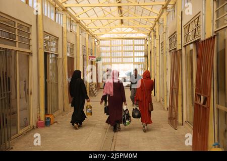 Bamiyan. 19th mars 2022. Photo prise le 19 mars 2022 montre un marché de l'artisanat dans la ville de Bamiyan, dans le centre de l'Afghanistan. POUR ALLER AVEC "Feature: Les sanctions américaines font reculer les femmes afghanes dans la pauvreté" Credit: Saifurahman Safi/Xinhua/Alamy Live News Banque D'Images
