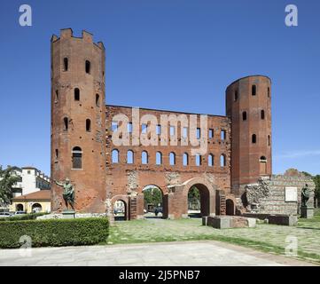 Vue sur la porte palatin a Turin, vestige d’une des quatre portes de la ville romaine, la structure supérieure et deux tours polygonales sont de l’époque médievale, Architecture romaine et médievale. , Turin, Piemont, Italie. Banque D'Images