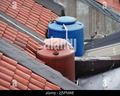 Réservoir d'eau ou réservoir d'eau pour alimenter la maison en eau Banque D'Images