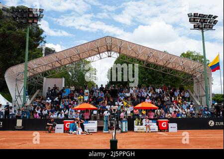 Colombian Camila Osorio est médicalement assité (à gauche) et Laura Pigossi du Brésil (à droite) pendant le match de demi-finale pendant la Copa Colsanitas de t Banque D'Images