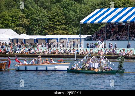 Des bateaux amarrés pour observer l'aviron depuis le milieu de la Tamise pendant la régate de Henley, Henley-on-Thames, Oxfordshire, Royaume-Uni. Banque D'Images
