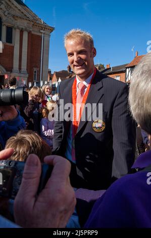 2008 les rameurs olympiques d'équipe GB signent des autographes et se mélangent aux foules à Henley-on-Thames, Oxfordshire, après leur retour des Jeux Olympiques à Beijing Banque D'Images