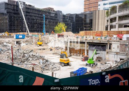 Un paysage industriel montrant le vaste espace ouvert créé par la régénération par Robert McAlpine de 'One Broadgate' près de la gare de Liverpool Street Station dans la City de Londres, le quartier financier de la capitale, le 22nd avril 2022, à Londres, en Angleterre. Broadgate Estate est un grand immeuble de bureaux et de détail de 32 acres (129 000 m²) de la ville de Londres, propriété de British Land et géré par Broadgate Estates. Il a été construit à l'origine par Rosehaugh et a été le plus grand développement de bureaux à Londres jusqu'à l'arrivée de Canary Wharf au début de 1990s. Banque D'Images