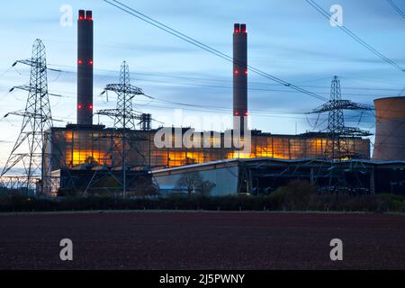 La centrale de West Burton doit être mise hors service en raison de changements dans les politiques énergétiques et environnementales, au Royaume-Uni, capturées au crépuscule Banque D'Images