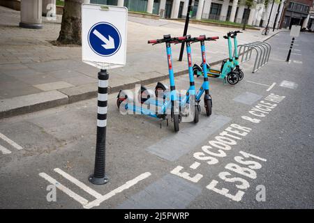 Les scooters électroniques de location Dott sont garés dans une aire de stationnement désignée dans la ville de Londres, le quartier financier de la capitale, le 23rd avril 2022, à Londres, en Angleterre. Banque D'Images