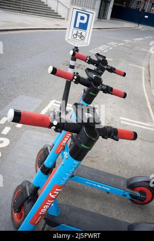 Les scooters électroniques de location Dott sont garés dans une aire de stationnement désignée dans la ville de Londres, le quartier financier de la capitale, le 23rd avril 2022, à Londres, en Angleterre. Banque D'Images