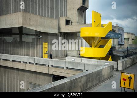 Un homme regarde l'escalier peint en jaune qui fait partie de l'architecture en béton brutaliste de la Hayward Gallery sur la Southbank, le 22nd avril 2022, à Londres, en Angleterre. Banque D'Images