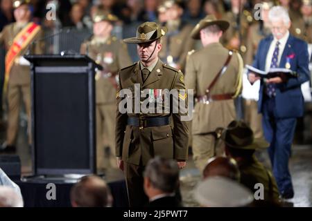 Sydney, Australie. 25th avril 2022. Un soldat vu pendant le service de jour de l'ANZAC Dawn le 25 avril 2022 à Sydney, Australie Credit: IOIO IMAGES/Alamy Live News Banque D'Images