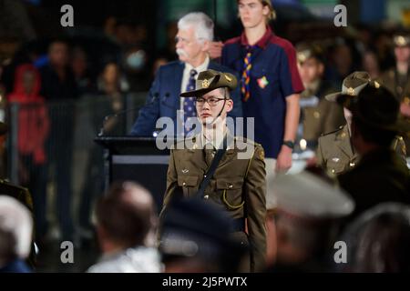 Sydney, Australie. 25th avril 2022. Un soldat vu pendant le service de jour de l'ANZAC Dawn le 25 avril 2022 à Sydney, Australie Credit: IOIO IMAGES/Alamy Live News Banque D'Images