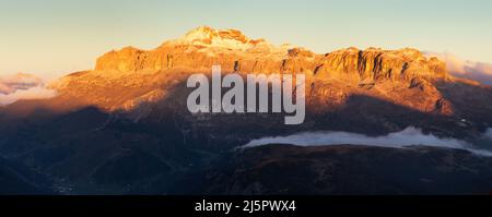 Coucher de soleil en soirée vue panoramique sur le mont Marmolada, le plus haut mont des Dolomites, en Italie Banque D'Images