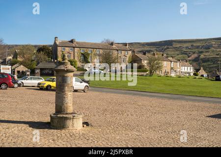 La pompe à eau classée au 19th siècle sur Reeth village Green, North Yorkshire, Angleterre, Royaume-Uni Banque D'Images