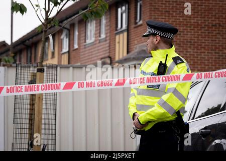 Des officiers de police ont rencontré des policiers au cordon où les meurtres de quatre personnes ont eu lieu à Delaford Road, à Bermondsey, dans Southwark, le 25th avril 2022, à Londres, en Angleterre. On croit que toutes les victimes et une personne arrêtée sont connues l'une de l'autre. Banque D'Images