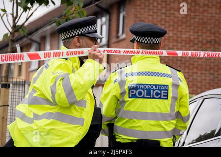 Des officiers de police ont rencontré des policiers au cordon où les meurtres de quatre personnes ont eu lieu à Delaford Road, à Bermondsey, dans Southwark, le 25th avril 2022, à Londres, en Angleterre. On croit que toutes les victimes et une personne arrêtée sont connues l'une de l'autre. Banque D'Images