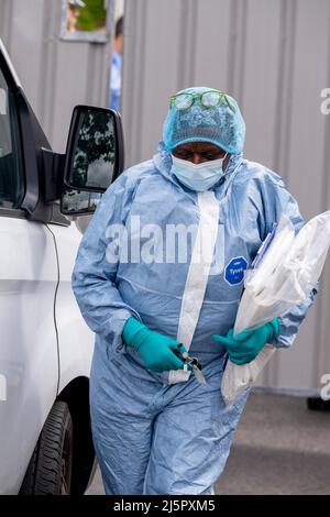 Met police les agents de police judiciaire de scène aident à enquêter sur les meurtres de quatre personnes à Delaford Road à Bermondsey, Southwark, le 25th avril 2022, à Londres, en Angleterre. On croit que toutes les victimes et une personne arrêtée sont connues l'une de l'autre. Banque D'Images