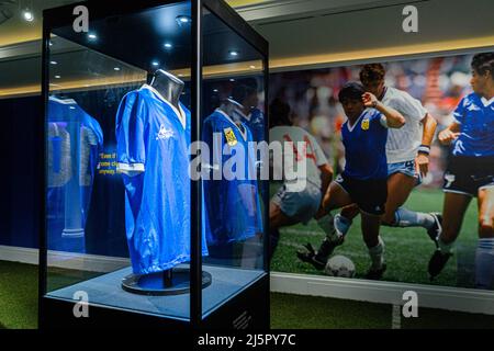 Londres, Royaume-Uni, 25 avril 2022. Le maillot de la coupe du monde 1986 de Diego Maradona « Hand of God » est exposé à Sotheby's à Londres, avant d'être offert aux enchères et est estimé à 4 000 000 - 6 000 000 GBP. Credit: amer ghazzal / Alamy Live News Banque D'Images