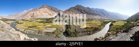 Champs aroun Panj rivière, panj est la partie supérieure de la rivière Amu Darya, Gorno-Badakhstan, Tadjikistan et frontière de l'Afghanistan, vallée du couloir de Wakhan, toit de t Banque D'Images