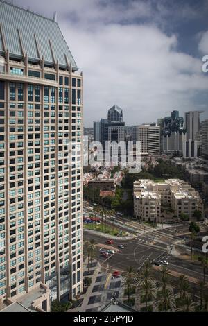 Vue aérienne de l'une des tours du Manchester Grand Hyatt Hotel avec le centre-ville de San Diego en arrière-plan Banque D'Images