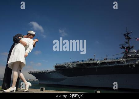 Adoption de la sculpture de la paix par Seward Johnson devant le porte-avions USS Midway à l'embarcadère de la marine de San Diego Banque D'Images