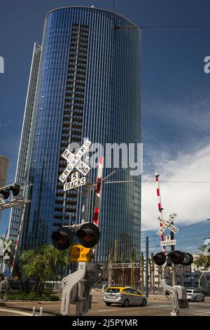 Traversée en train sur Broadway St près de Santa Fe Depot avec la porte du Pacifique par Bosa gratte-ciel en arrière-plan, San Diego Banque D'Images