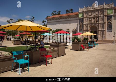 Musée d'art de San Diego dans le magnifiquement décoré avec des parasols colorés et des chaises Plaza de Panama à Balboa Park, San Diego Banque D'Images