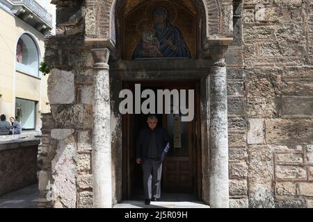 Les Grecs célèbrent Pâques, le dimanche 24 avril, la fête religieuse la plus importante du calendrier chrétien orthodoxe, pour la première fois en deux ans sans aucune restriction liée au coronavirus sur la participation à des services religieux ou sur le nombre de personnes pouvant se rassembler. Banque D'Images