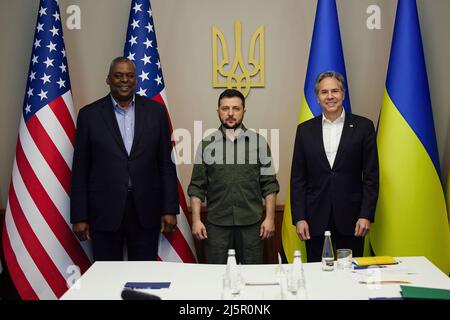 Le secrétaire d’État américain Antony J. Blinken et le secrétaire américain à la Défense Lloyd J. Austin III ont rendu visite au président ukrainien Volomydyr Zelensky et à des hauts responsables du gouvernement à Kiev, en Ukraine, le 24 avril 2022. Les dirigeants ont parlé des armes et de l'aide militaire des États-Unis, en ramenant l'ambassade des États-Unis à Kiev et à l'aide humanitaire. Banque D'Images