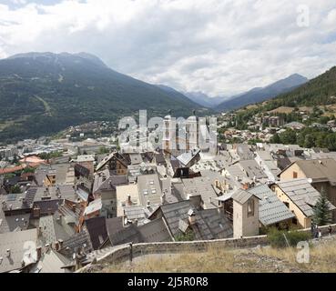 Vue sur la ville de Briançon et la vue collégiale notre Dame et Saint Nicolas, connexe pour ses fortifications de Vauban. , Briançon, Hautes Alpes, Provence Alpes Côte d'Azur, France. Banque D'Images