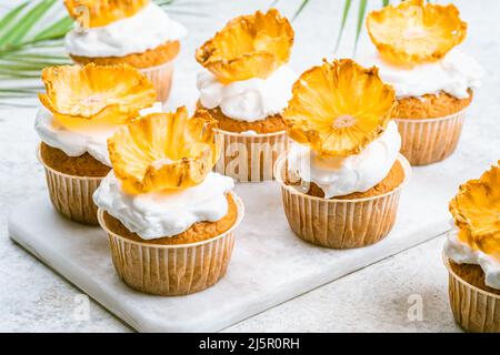 Petits gâteaux aux fleurs d'ananas séchées Banque D'Images